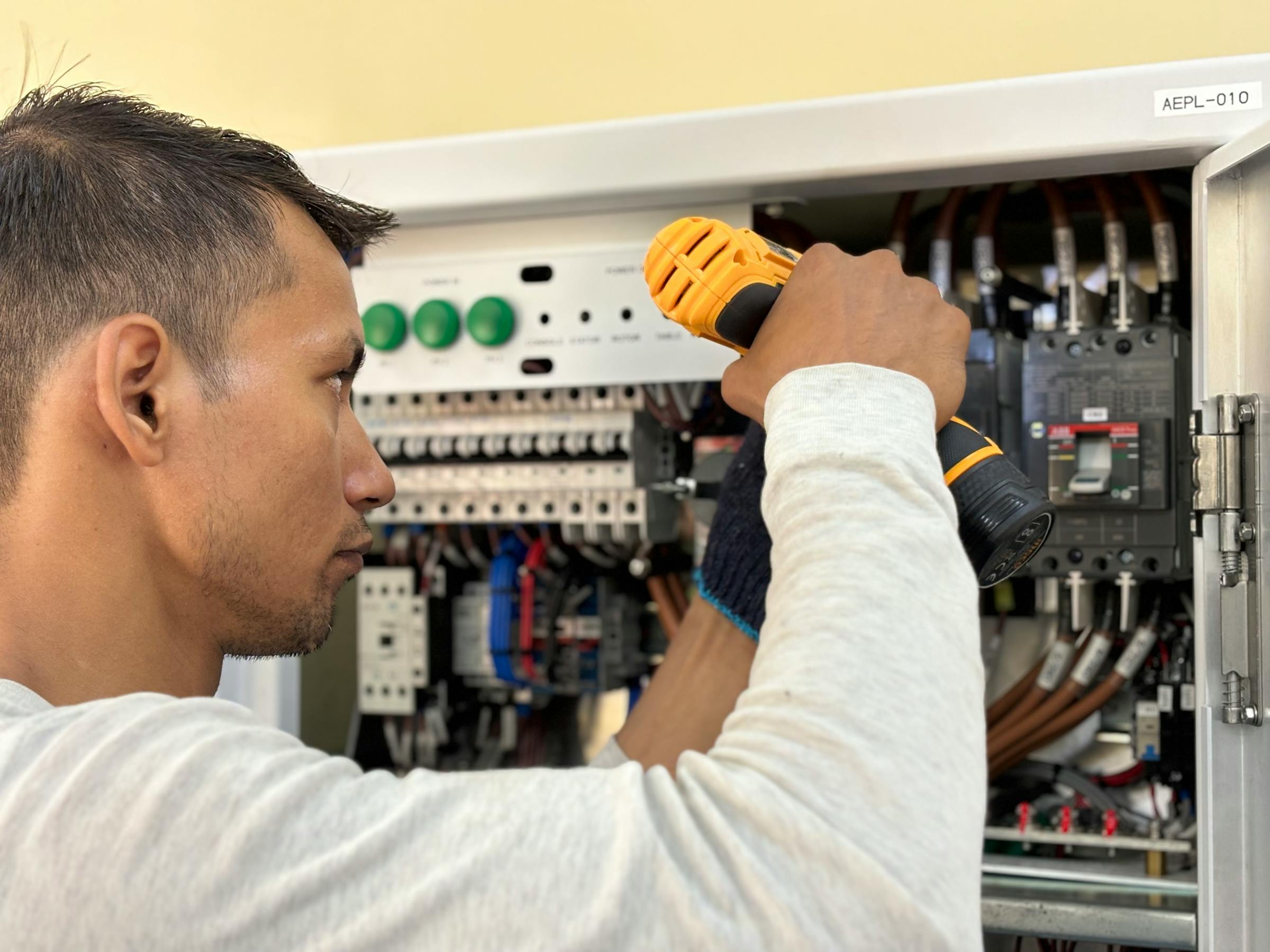 Elektriker für Ladeinfrastruktur bei der Arbeit an einer Anlage
