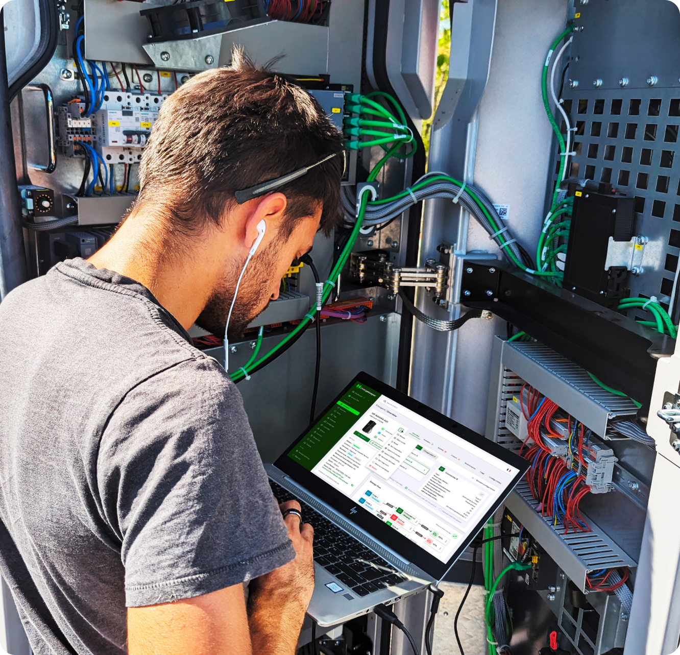 Techniker für Ladeinfrastruktur im Einsatz