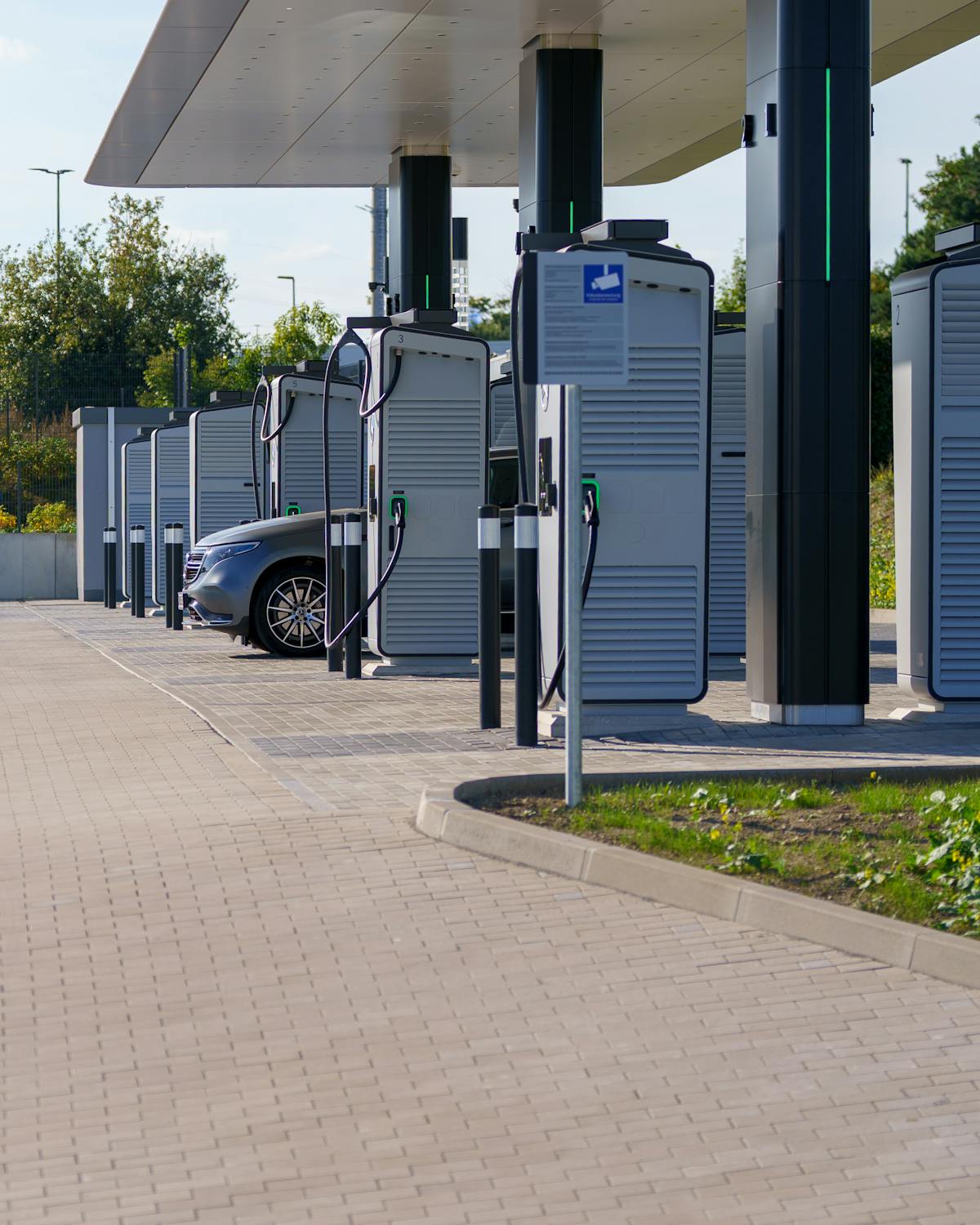 Rangée de bornes de recharge rapide en courant continu sous un auvent