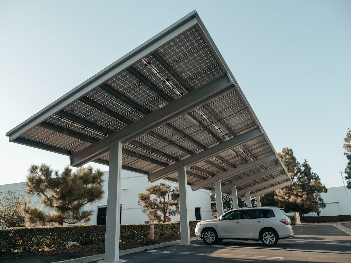 Ombrière photovoltaïque couvrant un parking avec un véhicule stationné en dessous