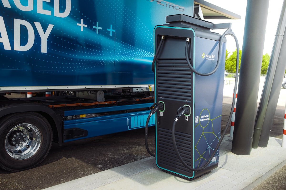Poids lourd électrique en charge sur une borne de recharge rapide en courant continu